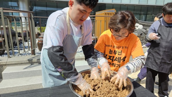 간장과 분리된 메주를 치데요