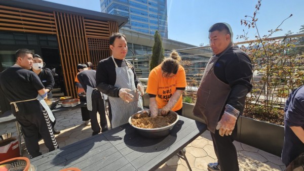 간장과 분리된 메주를 치데요