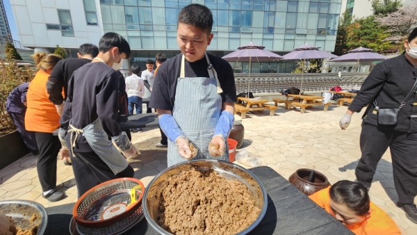 간장과 분리된 메주를 치데요