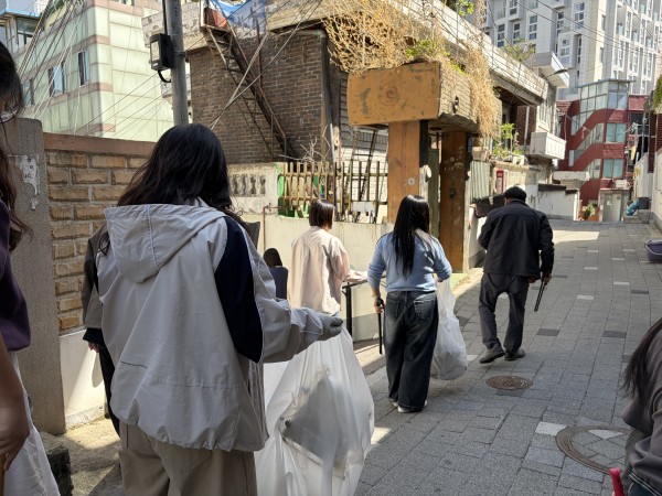 골목길 쓰레기 줍고 있는 모습