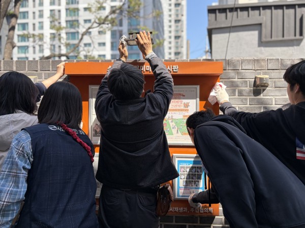 게시판 조명 청소하는 모습