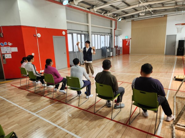 후원품 김치를 보여주는 모습