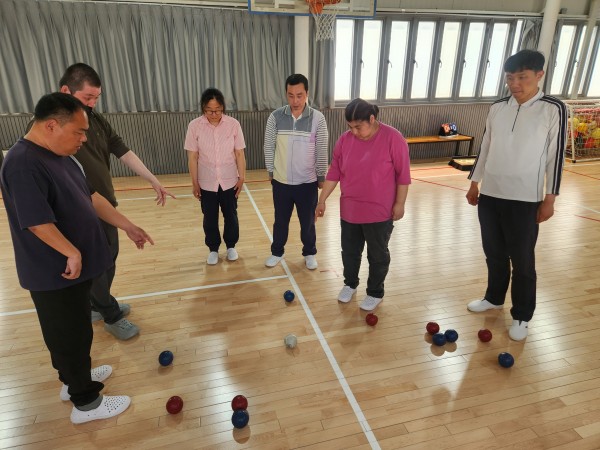 각자의 주관으로 공거리를 재보는 모습