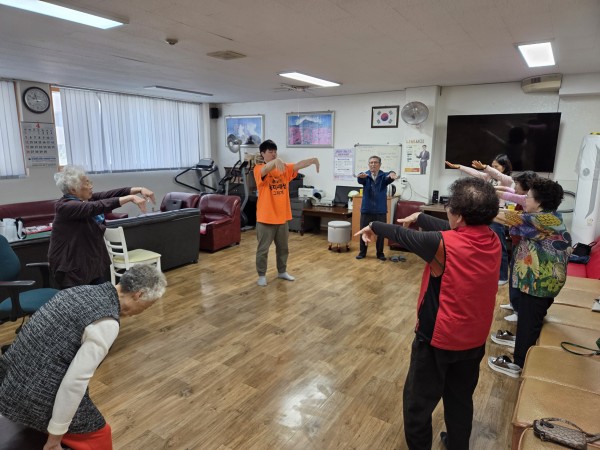 다함께 손바닥을 앞으로 내밀고 있다