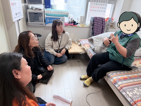 대상자가 수어로 질문에 대한 대답을 하고 있는 모습