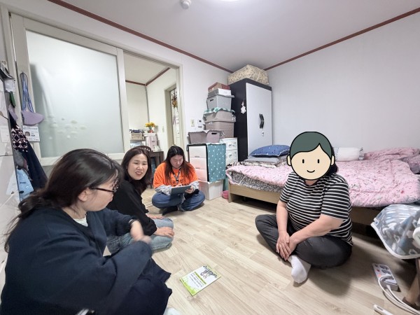 조금 더 쉽게 내용을 수어로 설명해주고 있는 모습