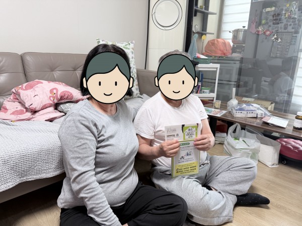 상담 종료 후 리플릿과 상품권을 들고 사진을 찍은 모습