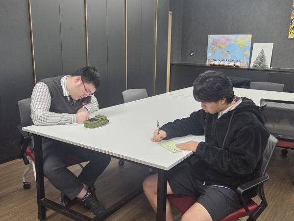 활동지를 작성하고 있는 모습