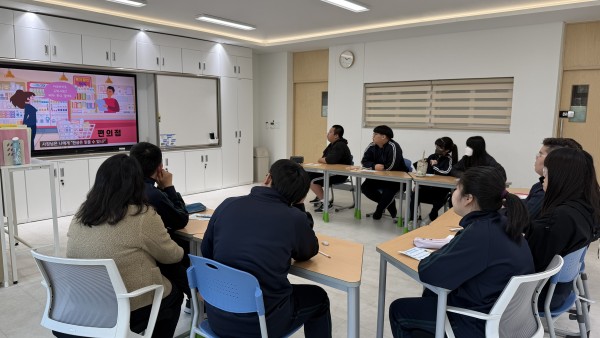 차별 표현을 사용하는 사장님에 대한 영상을 보고 있는 학생들