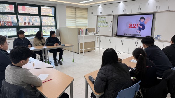 혐오가 무엇인지에 대해 설명하는 영상을 보고 있는 학생들