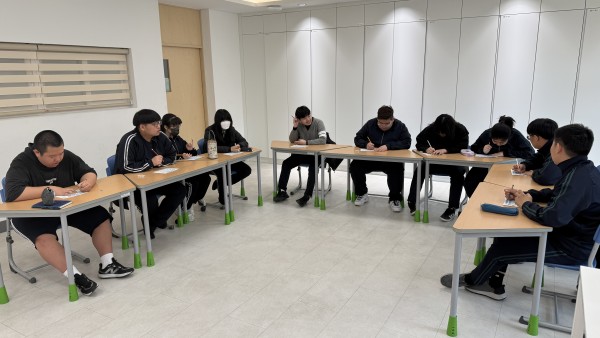 활동지를 작성하고 있는 학생들