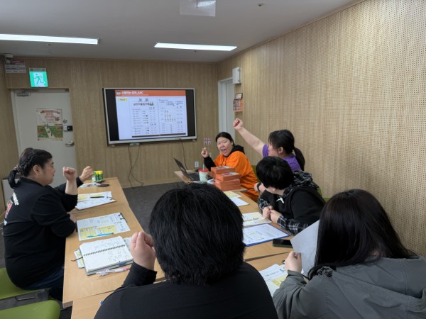 적극적으로 발표하는 모습