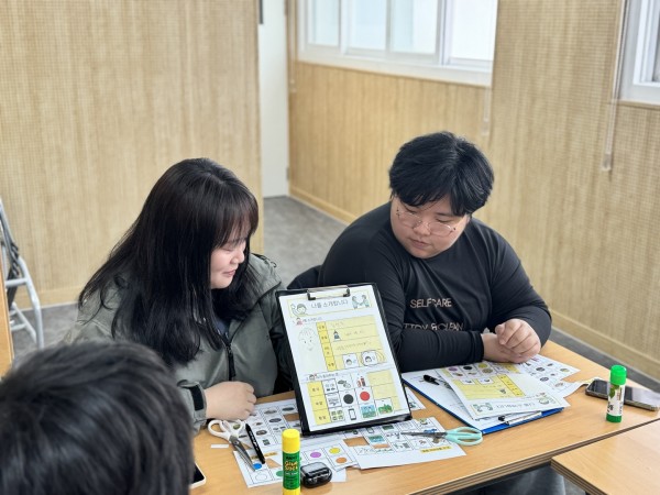 자기소개를 발표하는 모습