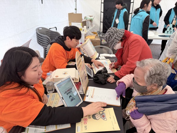 마음건강알아보기에 대해 설명하는 모습
