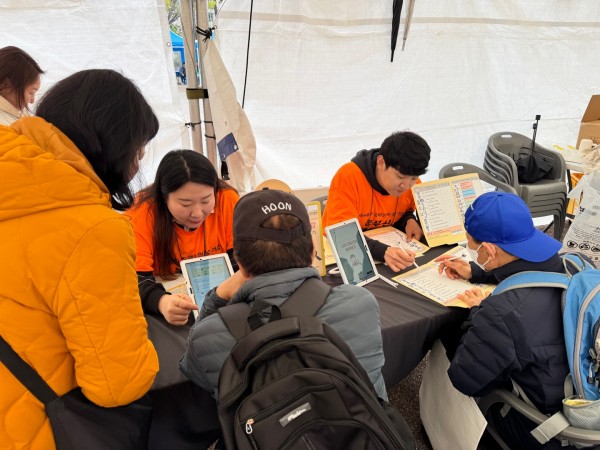 마음건강알아보기 체크리스트를 하는 모습