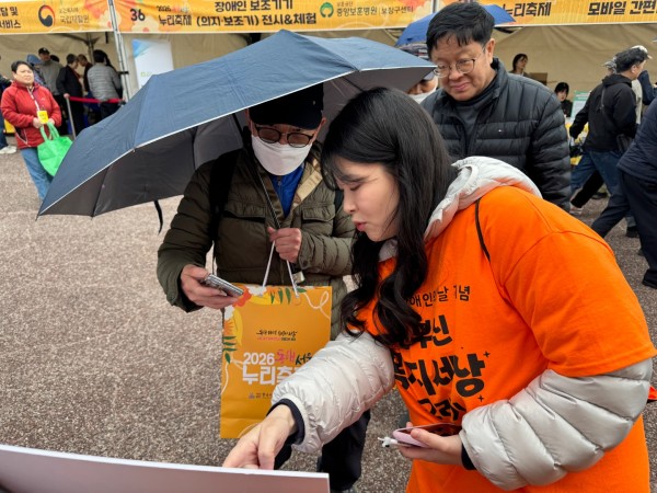 AI로 의사소통판 만드는 방법에 대해 설명하는 모습