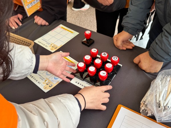 의사소통판에 대해 설명하는 모습