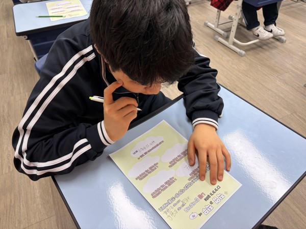 3회기 직업과직무 교육에 대한 활동지를 작성하는 금천고 1, 2, 3학년 학생들