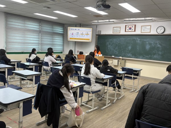 1회기 자기이해에 대한 교육을 듣는 금천고 1, 2, 3학년 학생들
