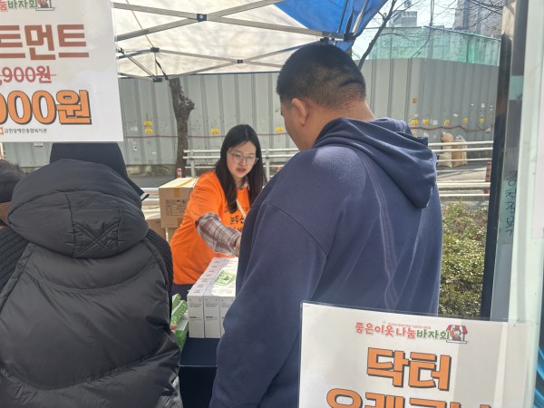 물건을 구매하는 모습