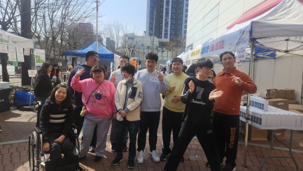 바자회를 구경하면서 금빛 이용인 모두 찰칵