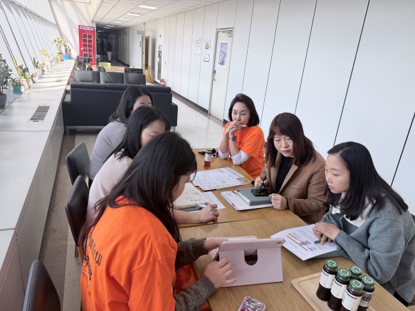 공동모금회 중간평가 내용을 공유하고 있는 모습