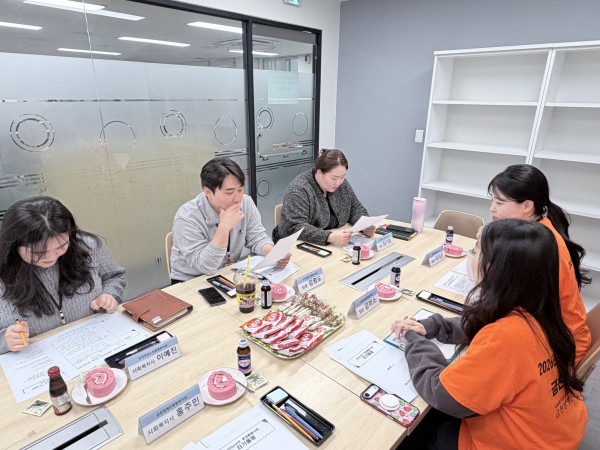 프로그램 구성에 대해 고민하며 논의하고 있는 모습