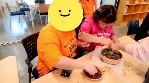 다육이를 정성껏 심어주어요