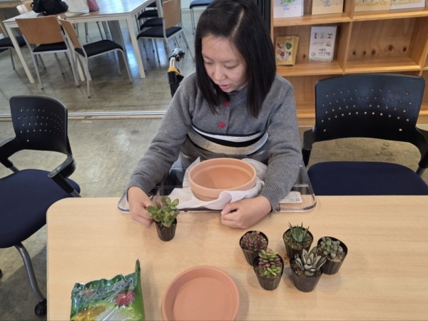 조심조심 화분에 옮겨요