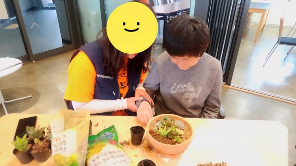 선생님과 함께 즐겁게 심어요