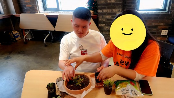 부드럽게 조심히 다루어요