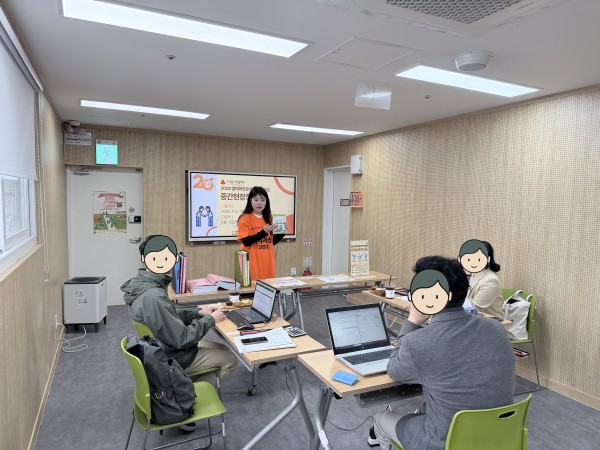 중간점검 시작 전 사업에 대해 설명하고 있는 모습