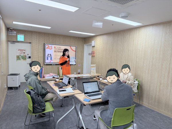 사업 진행 상황에 대해 설명하고 있는 모습