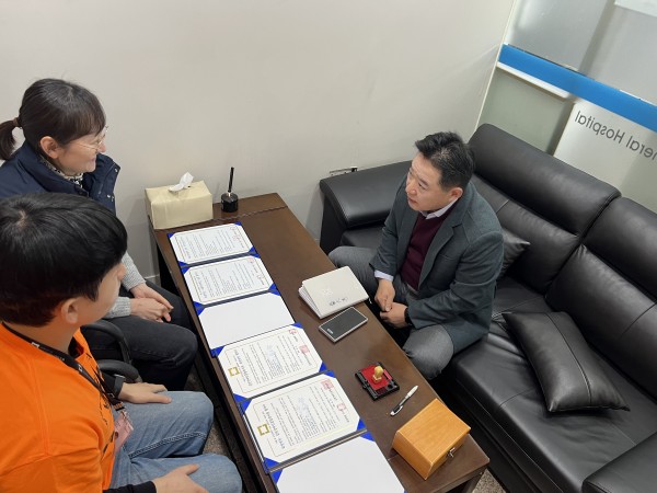 협약에 관련하여 이야기를 나누고 있는 모습 1