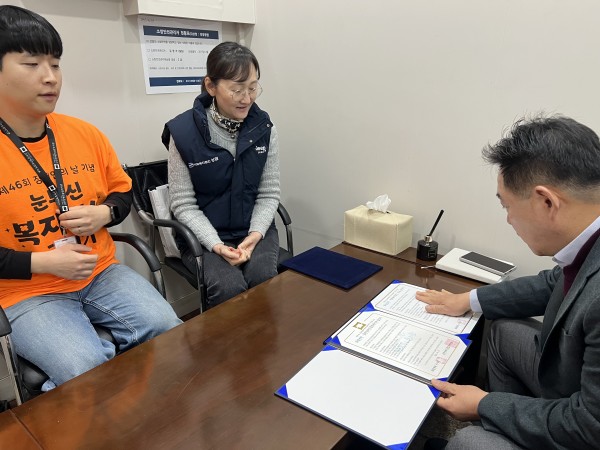 협약에 관련하여 이야기를 나누고 있는 모습 2