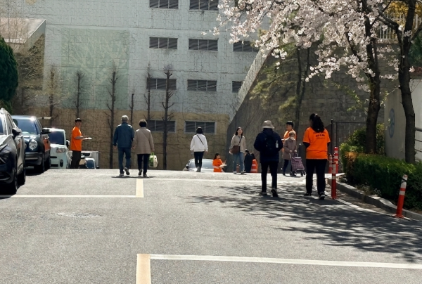 벽산6단지에서 장애인의날 홍보활동하고있는 모습