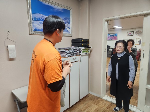 주민들께 장애인의날 홍보하는모습