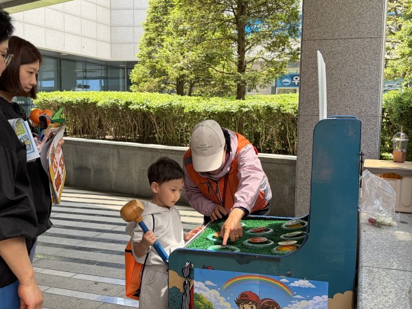 두더지 게임 지원하는 봉사자 모습