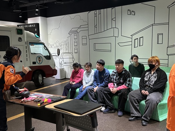 버스에서 화재 났을 때 대비방법에 대해 듣는 모습