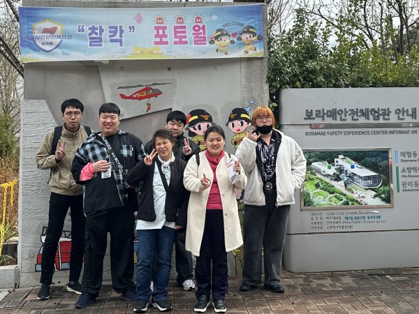 견학을 마치고 건물 앞에서 단체 사진을 찍는 모습