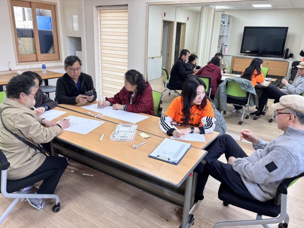 이웃 중 누구를 초대할 지함께이야기하는모습