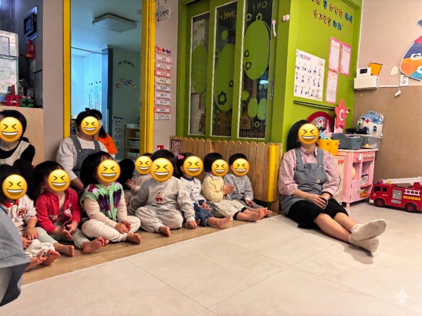 꾸미어린이집 공연하는 모습