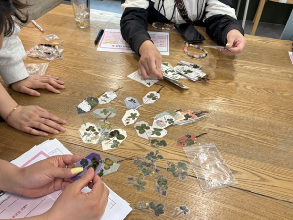 리더 어머님께서 준비해주신 직접 수집한 클로버를 나누며 서로에게 작은 행운을 건네는 모습들