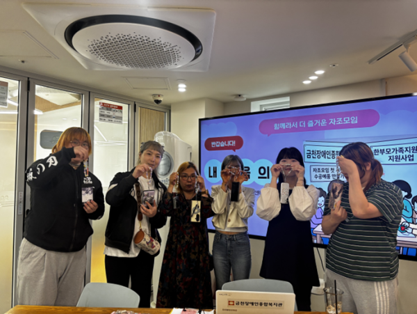 어머님들과 함께 찍은 단체사진