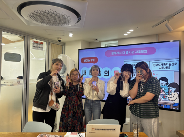 어머님들과 함께 찍은 단체사진