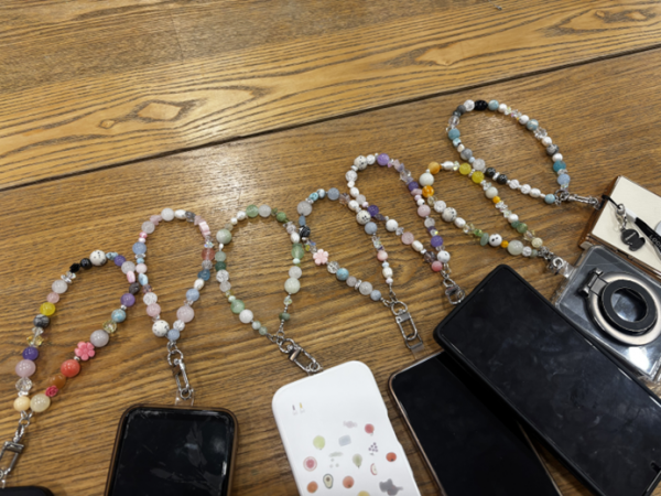 완성된 스트랩을 끼고 찍은 사진