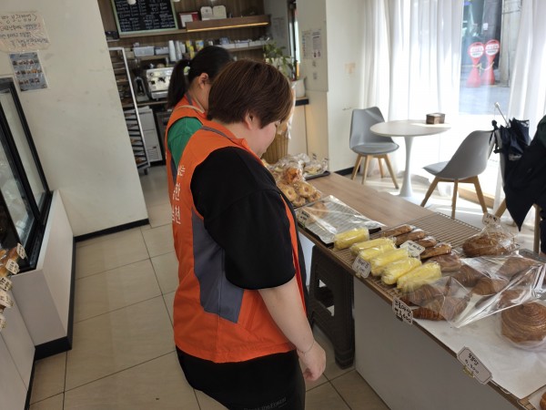 빵을 고르는 모습