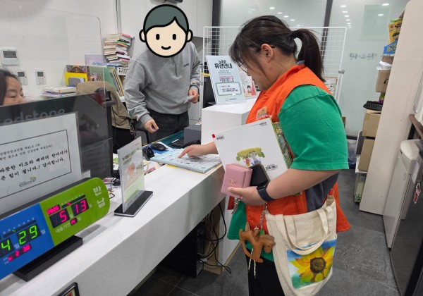 AAC 그림글자판을 이용해 도서를 반납하는 모습