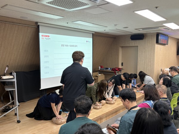 심폐소생술 체험하는 모습