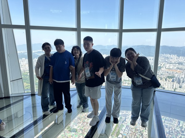 ”유리 전망대 위 두근두근 특별체험“=